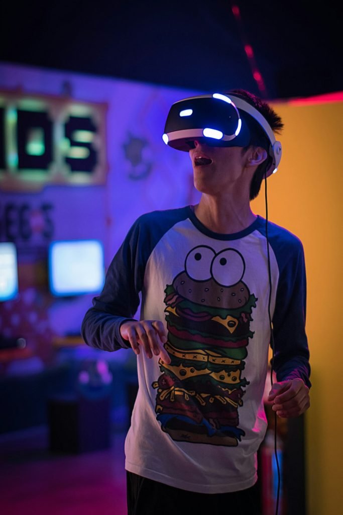 man-wearing-sony-playstation-vr-mxvkwpijals man-wearing-sony-playstation-vr-mxvkwpijals